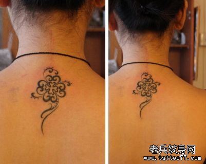 女孩子背部一幅好看的图腾四叶草纹身图案