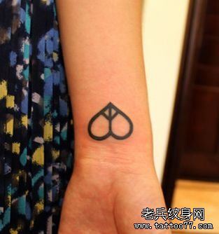 女孩子手腕处图腾爱心与反战符号纹身图案