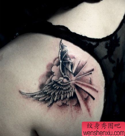 女孩子肩背天使与恶魔的翅膀纹身图案
