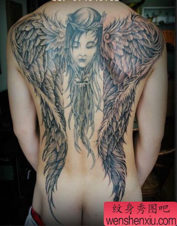 男生一幅满背翅膀纹身图案
