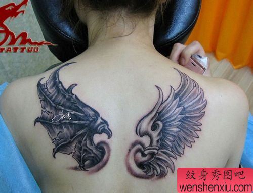 女孩子背部天使与恶魔的翅膀纹身图案