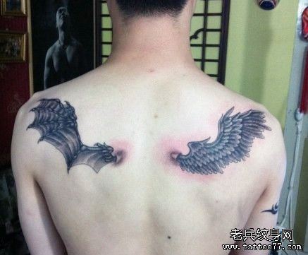 男生背部一对天使与恶魔的翅膀纹身图案