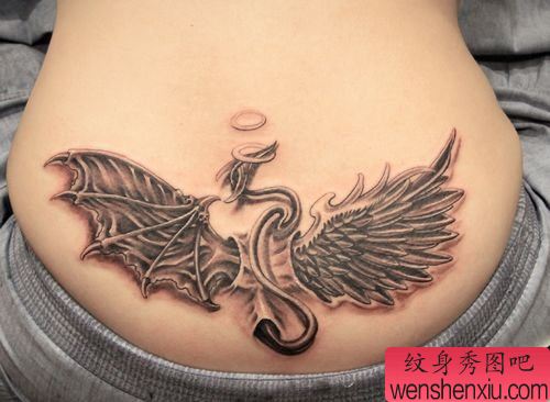 美女腰部一对天使与恶魔的翅膀纹身图案