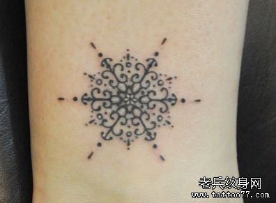 一幅小清新—女孩子腿部雪花纹身图案