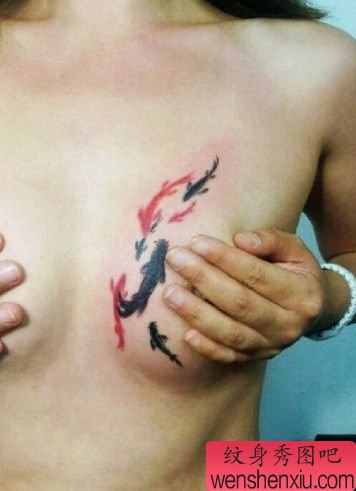 美女胸部水墨画小鲤鱼纹身图案