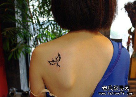 女孩子肩背小清新—图腾小翅膀纹身图案