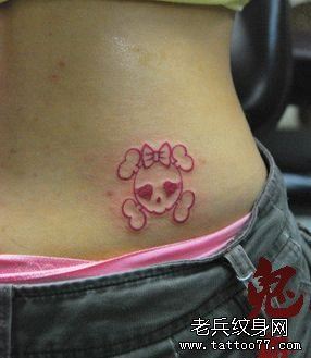 女孩子腰部可爱的图腾小骷髅纹身图案