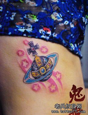 女孩子侧胸小星球与五角星纹身图案