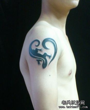男生手臂一幅图腾壁虎纹身图案