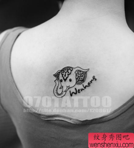 女孩子背部小巧流行的图腾小象纹身图案