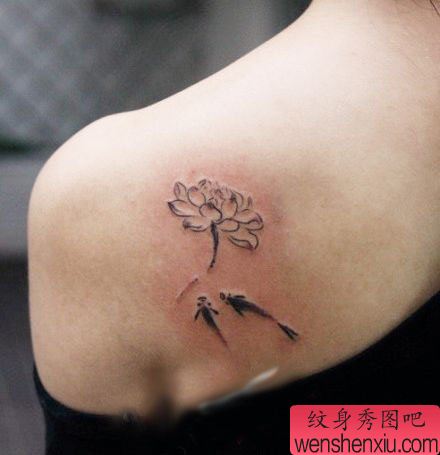 女孩子肩背水墨画风格鲤鱼小鲤鱼纹身图案
