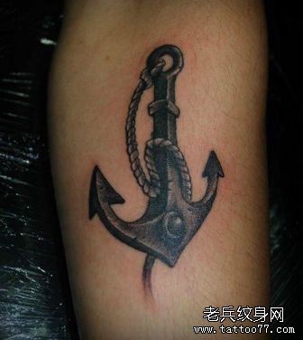手臂一幅黑灰船锚纹身图案