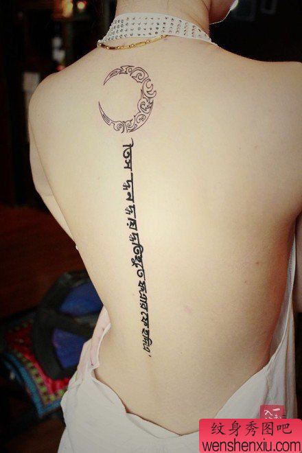 女孩子背部月亮与脊椎文字纹身图案