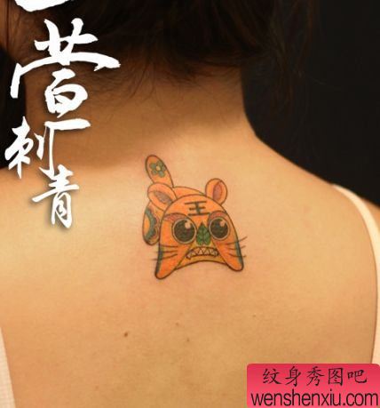 女孩子背部小老虎娃娃纹身图案