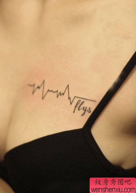 女孩子胸部流行时尚的心电图纹身图案