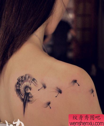 美女肩背时尚的蒲公英纹身图案