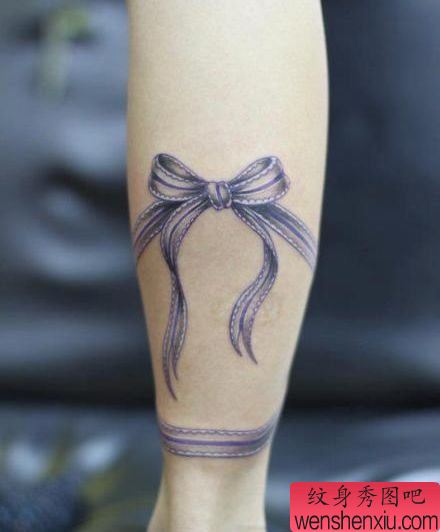 女孩子腿部时尚的蝴蝶结纹身图案