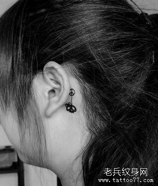 女孩子耳部图腾小骷髅纹身图案