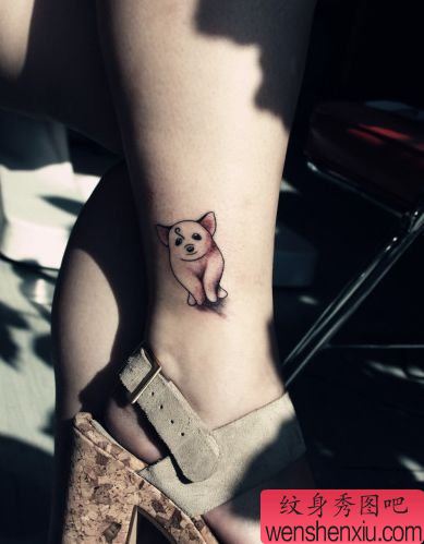 女孩子腿部可爱的小猪纹身图案