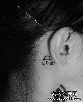 女孩子耳部图腾小锁纹身图案