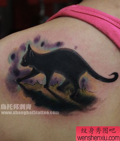 女生肩背可爱时尚的猫咪纹身图案