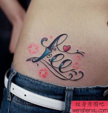 女孩子腹部精美的字母与五角星纹身图案