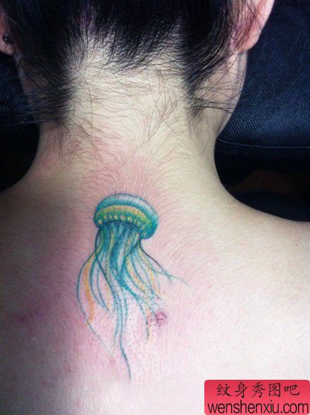 女孩子背部精唯美的水母纹身图案
