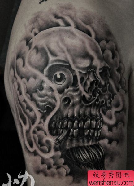 男生手臂霸气超酷的骷髅纹身图案