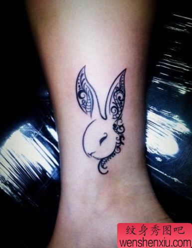 女孩子腿部可爱的小兔子纹身图案