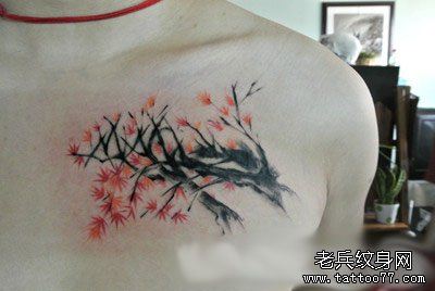胸部一幅水墨画枫叶纹身图案