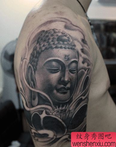 一幅男性手臂经典的佛头纹身图案