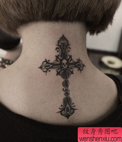 女孩子颈部图腾十字架纹身图案