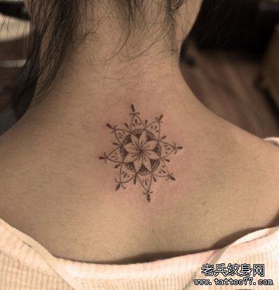 女孩子背部图腾小花纹身图案