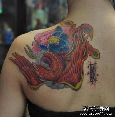 女孩子肩背彩色凤凰纹身图案
