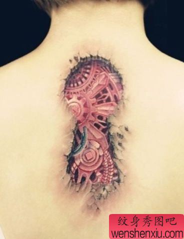 女孩子背部超帅的机械纹身图案