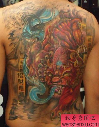一幅满背神兽年兽纹身图案
