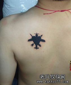 一幅图腾爱心与飞机纹身图案