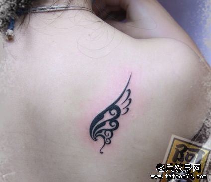 女孩子肩背图腾小翅膀纹身图案