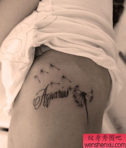 女孩子肋部蒲公英与字母纹身图案