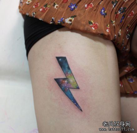 女孩子腿部一幅闪电与星空纹身图案