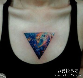 女孩子胸部一幅三角形星空纹身图案
