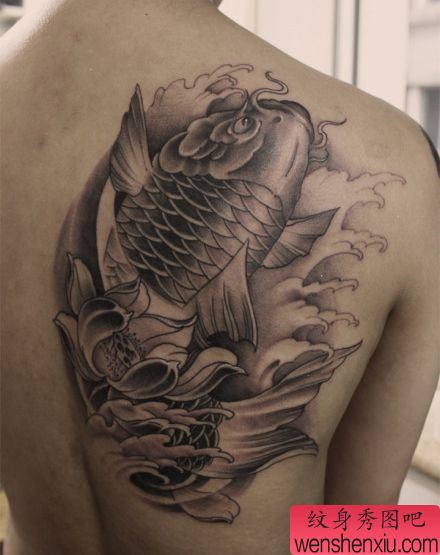 男孩子背部一幅黑灰鲤鱼纹身图案
