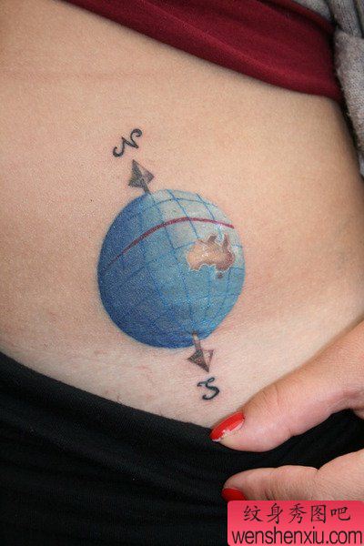 女孩子腹部一幅小地球纹身图案