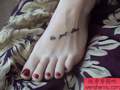 女生脚背简单流行的字母纹身图案