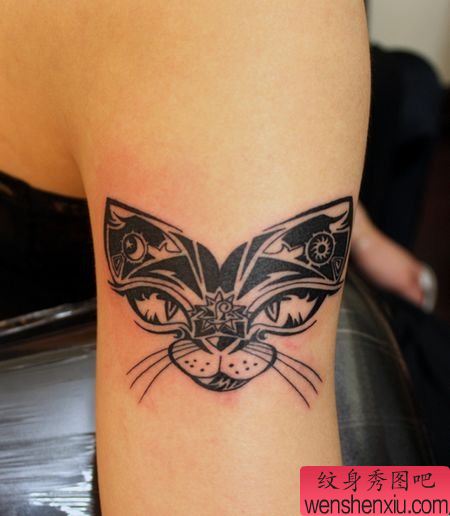女生手臂精美的图腾猫咪纹身图案