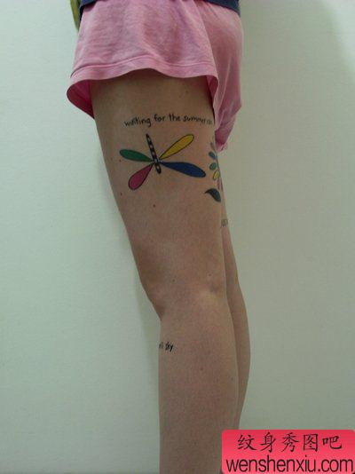 女生腿部小蜻蜓与字母纹身图案