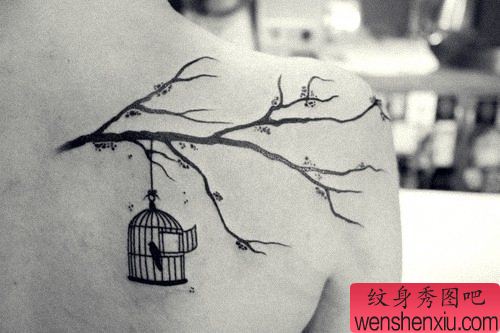 女孩子肩背小鸟鸟笼与树枝纹身图案