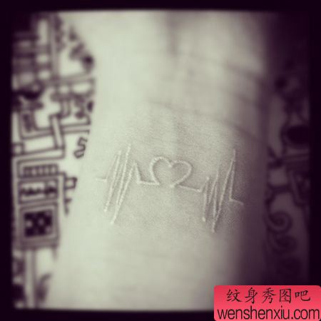 女孩子手腕处心电图纹身图案