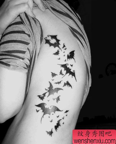 女生腰部帅气的图腾蝙蝠纹身图案