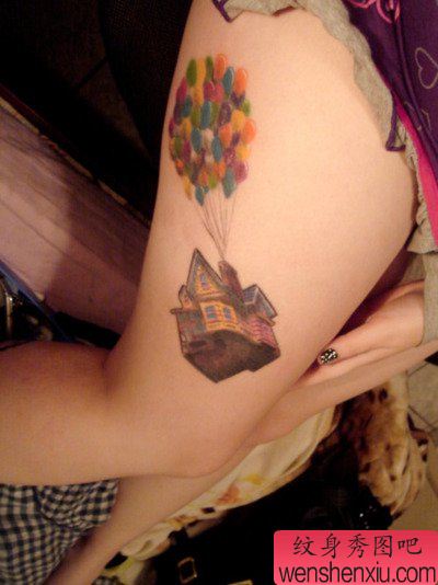 女孩子腿部气球与房子纹身图案